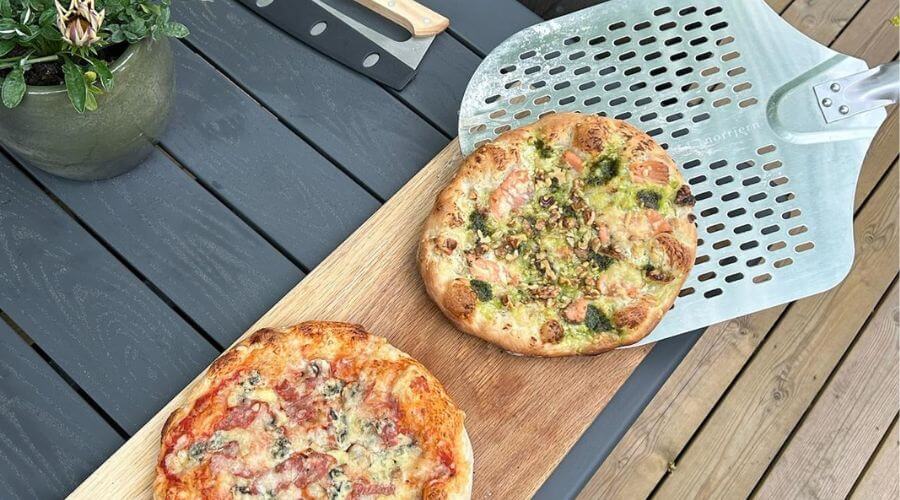 En hjemmelaget gourmetpizza tilberedt på pizzastål av støpejern